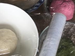 白面团加入适量清水揉成光滑面团，三色果蔬泥和面粉拌匀，也揉成光滑面团，盖上保鲜膜发酵至两倍大