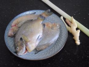 准备好食材，太阳鱼先刮鳞去肚，肚中的鱼油鱼蛋不要丢掉，这儿是好东西，非常好吃