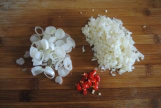 大葱切薄片，子姜切末，辣椒切小段，不爱吃辣的可以不加