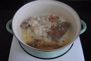 把子姜碎，大葱和辣椒，蒜末都倒入锅内，小火微煸至冒出香气