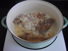 把子姜碎，大葱和辣椒，蒜末都倒入锅内，小火微煸至冒出香气
