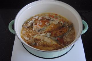 倒入啤酒调料煮开后转小火焖煮8分钟左右收汁即可出锅，这时候香味连锅盖都盖不住，直往外串呢~