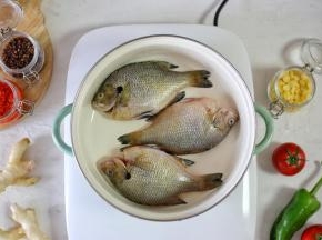 热锅，锅里倒入适量多的油，防止粘锅，把太阳鱼沥干水分放进锅内煎，最好用不粘锅，这样不会粘底