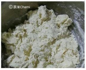 主材料拌成棉絮状后，揉成光滑的面团。