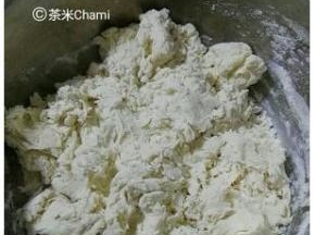 主材料拌成棉絮状后，揉成光滑的面团。