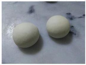白面团分成35克左右的剂子，再包入豆沙馅。