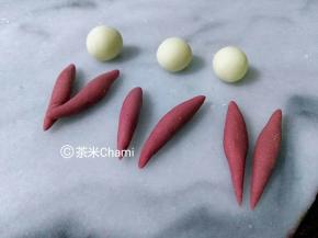 红面团，搓成两头尖的棱子形，再用白面团搓出小圆，可以根据小兔的身体来调节尾巴。耳朵也是一样的。