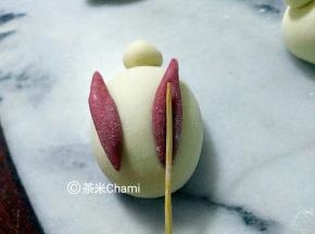 再用牙签在红面中间压一压，不要全压，留出一点点，如图。