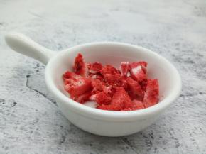 草莓干切小块