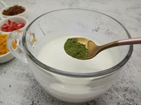自己做的酸奶加了少许的白糖，芒果干与梅干都有甜味、所以酸奶只要加少许的白糖即可，加一克抹茶粉、抹茶粉记得提前过筛、