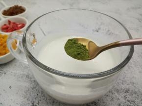 自己做的酸奶加了少许的白糖，芒果干与梅干都有甜味、所以酸奶只要加少许的白糖即可，加一克抹茶粉、抹茶粉记得提前过筛、