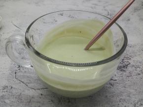 用勺子把抹茶粉搅拌均匀