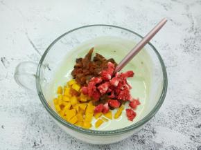 加入各种干果在酸奶杯里、