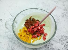 加入各种干果在酸奶杯里、