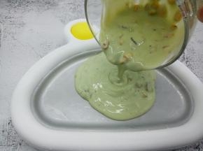 搅拌好的酸奶倒入炒冰机