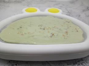 两手端在炒冰机的两端，轻轻左右晃动炒冰机，让酸奶均匀地发布在炒冰机上