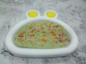 炒冰机表面撒一点芒果干与草莓碎，盖上盖子静置、