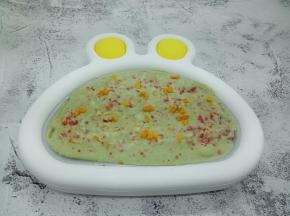 炒冰机表面撒一点芒果干与草莓碎，盖上盖子静置、