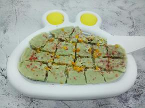 待酸奶凝固，用炒酸奶的铲子切小块