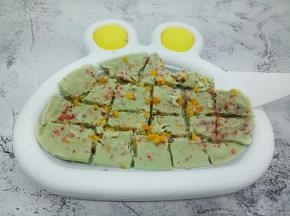 待酸奶凝固，用炒酸奶的铲子切小块