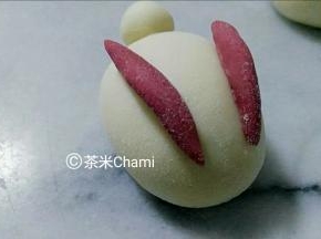 红条分别沾水贴在上面，当做耳朵。