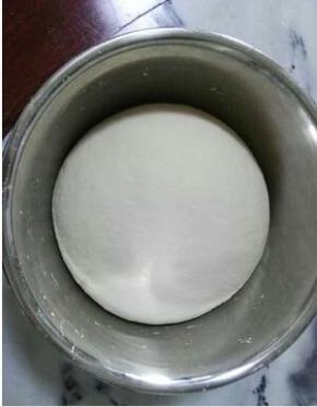 主材料拌匀，揉成光滑后，静置十分钟。