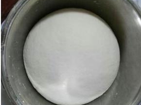主材料拌匀，揉成光滑后，静置十分钟。