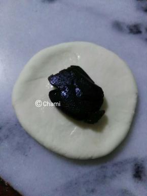 分剂子，一个面团是40克，包入豆沙不要包多，会露馅。