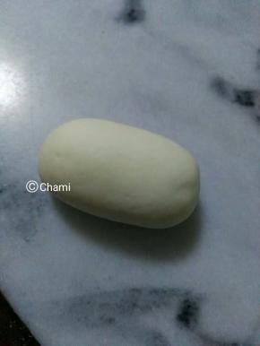 包好后，搓成椭圆形。
