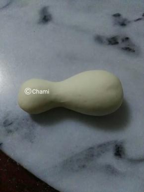 在三分之一处，搓个腰形出来。尽量苗条和细腰，发酵后好会变。