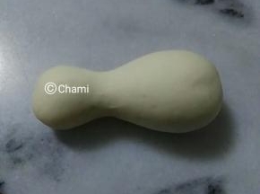 在三分之一处，搓个腰形出来。尽量苗条和细腰，发酵后好会变。