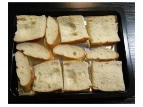 法棍切片放入烤盘上