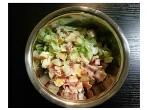 法棍边角位面包切粒、培根切丁、包菜切丁蒜切粒