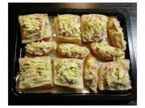 将馅料放入法棍片里，再洒满芝士