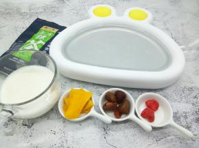 准备自己喜欢吃的干果，有芒果干、话梅、溜溜梅、自制的酸奶（酸奶加了白糖少许）抹茶粉1克就可以