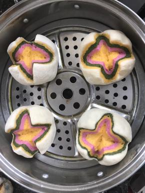 放入发酵好的花馒头，大火烧开后蒸20分钟即可