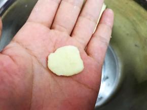 静置好的面团取小小的一块压扁