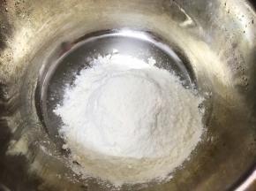 盆里放入面粉
