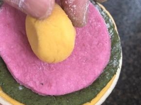把四色面皮重叠在一起，在把小丸子放中间