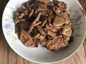 炒至变色，捞出备用