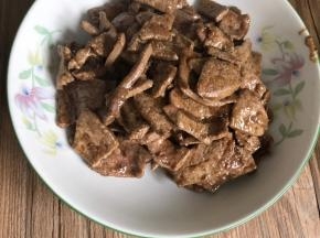 炒至变色，捞出备用