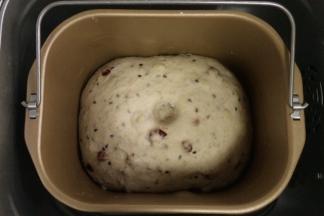 将发酵好的面团取出排气，滚圆，盖好保鲜膜松弛15分钟。