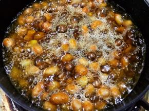 油温6层热时转最小火放入花生，慢慢炸制