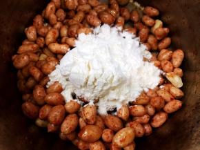 面粉和糯米粉先要混合均匀
分次加入到花生里，每加入一次都要大力抖动盆，让每一粒花生都要裹上粉类，有沾黏在一起的要分开哦