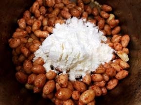 面粉和糯米粉先要混合均匀
分次加入到花生里，每加入一次都要大力抖动盆，让每一粒花生都要裹上粉类，有沾黏在一起的要分开哦