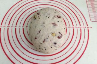 然后提起四个角，捏起来，整成圆形或椭圆形均可。