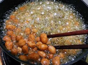 一直慢慢炸制到表皮金黄即可