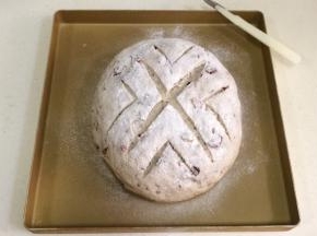 面团发至两倍大时取出，在面包表面筛上一层薄薄的高筋面粉，用割刀在面包表面划出自己喜欢的纹理线条。