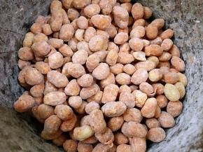 一直到花生表皮干爽不湿就可以不用再加粉了