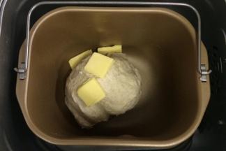 约揉15分钟，面团成型后加入黄油继续和面。